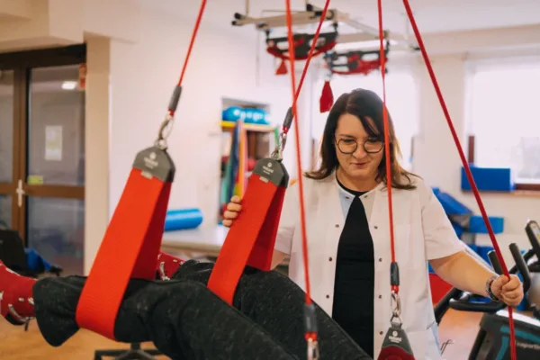 Zdjęcie Pani rehabilitant podczas pracy z pensjonariuszem